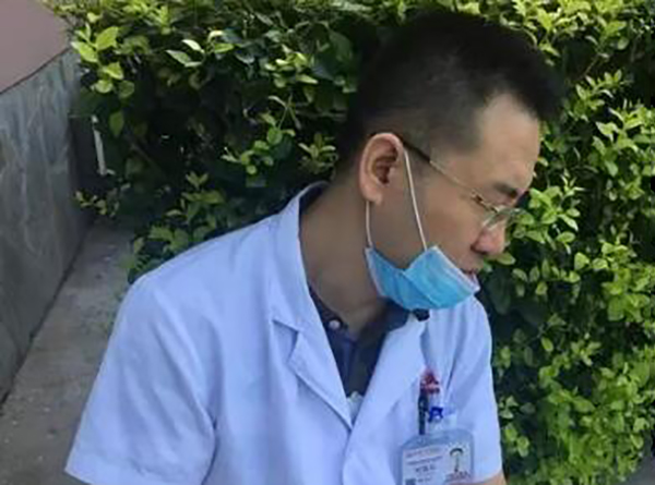 靠着灌木丛休息的医生.jpg