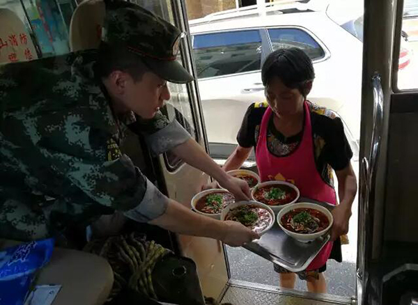 饭店老板为救援官兵端热面.jpg