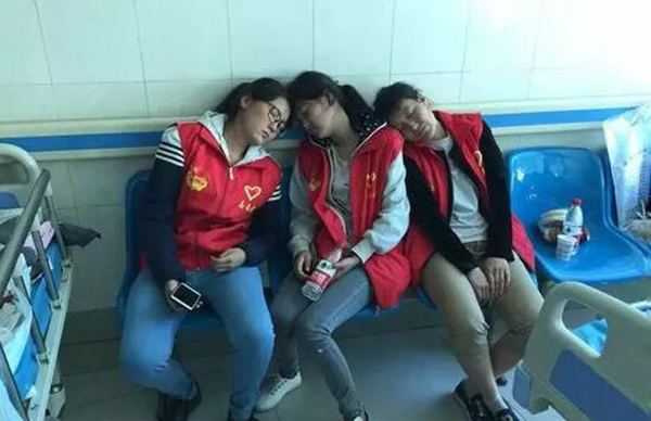 彻夜未眠的母女志愿者.jpg