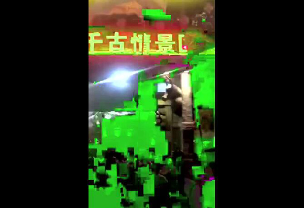 地震中，导游高举旗帜寻游客.jpg