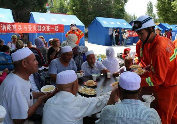 消防官兵为受灾民众送上了热腾腾的抓饭和干净的饮用水.jpg