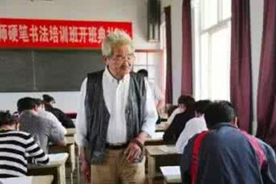 华师大86岁老教授方敬_副本.jpg