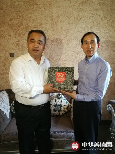2 龙宇翔向艾尔肯吐尼亚孜赠送建军徽宝_副本.jpg