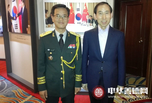 龙宇翔与韩国驻华国防武官朴正镇_副本.jpg