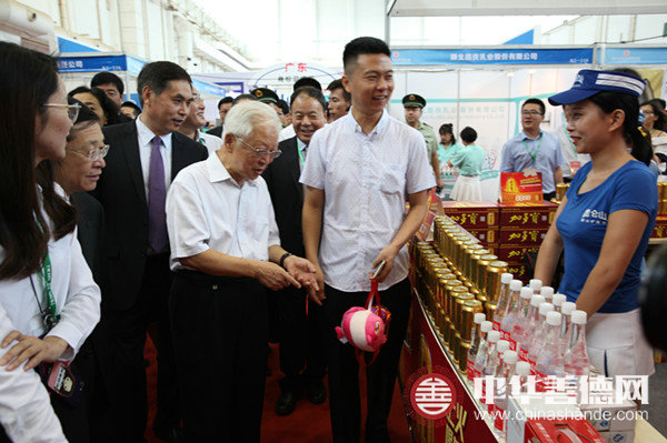2 周铁农参观加多宝展位_副本.jpg