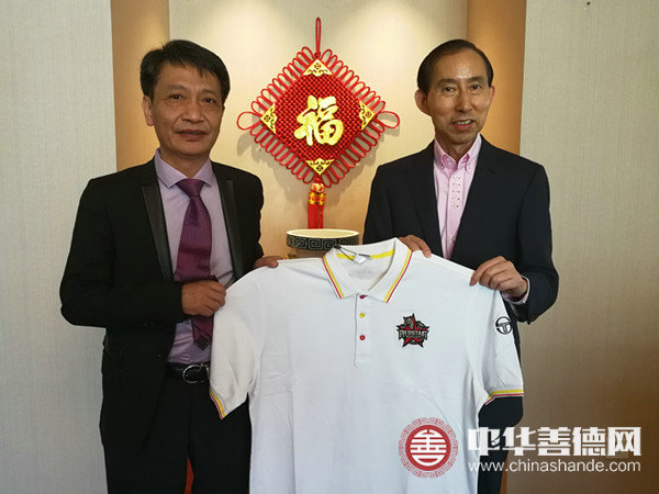 2 龙宇翔向法国华侨华人会名誉主席池万升赠送昆仑鸿星冰球俱乐部球衣_副本.jpg