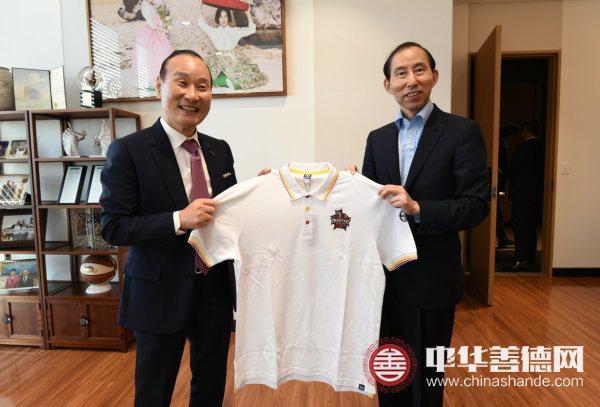3 龙宇翔向崔炳五赠送昆仑鸿星冰球俱乐部纪念衫_1.jpg