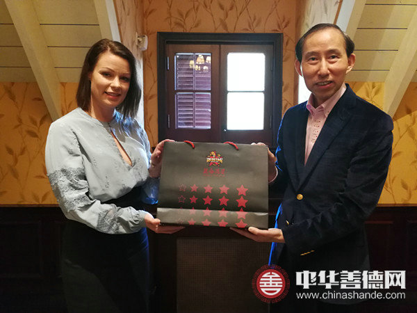 2 龙宇翔与英国马术俱乐部副主席琳达_副本.jpg