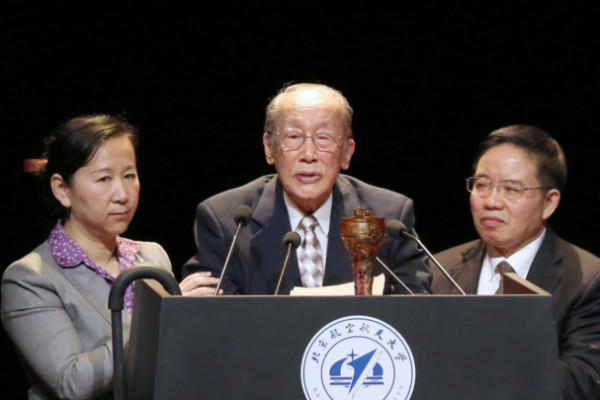 图为首届“立德树人成就奖”获得者高镇同先生讲话.jpg