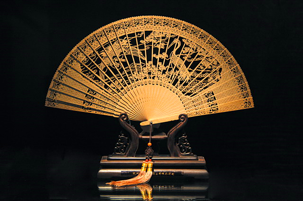 檀香全面细拉花《松鹤》是孙亚青早期代表作之一.jpg