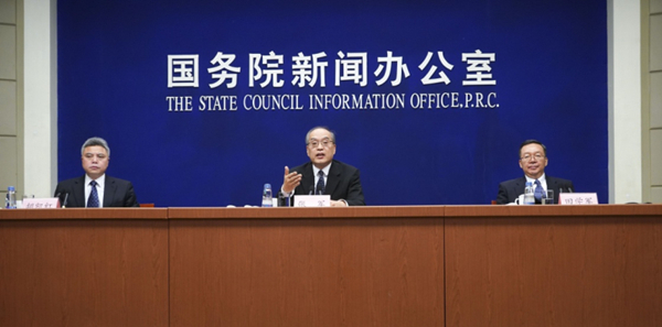 昨日，国务院新闻办公室在北京举行新闻发布会，请司法部部长、全国普法办主任张军（中），教育部副部长田学军（右）介绍12月4日第四个国家宪法日活动安排及全民普法工作情况，并答记者问。新华社记者 殷刚 摄.jpg