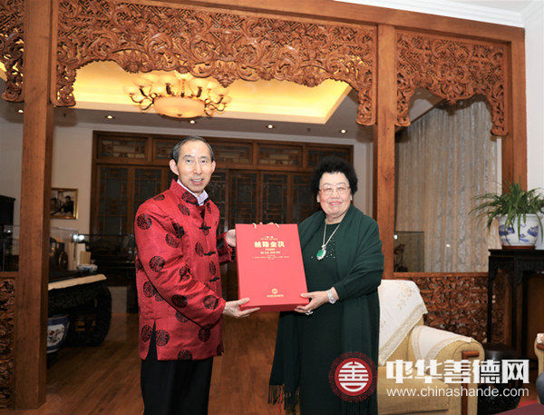 4 龙宇翔向陈丽华赠送香木海丝路金茯黑茶_副本.jpg