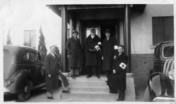 1937年12月13日，南京国际安全区总部，从左至右分别为：Zial先生（俄罗斯鞑靼）、Hatz先生（奥地利）、拉贝先生（德国人，任国际安全区委员会主任）、波德希伏洛夫先生（白俄罗斯），马吉牧师.jpg