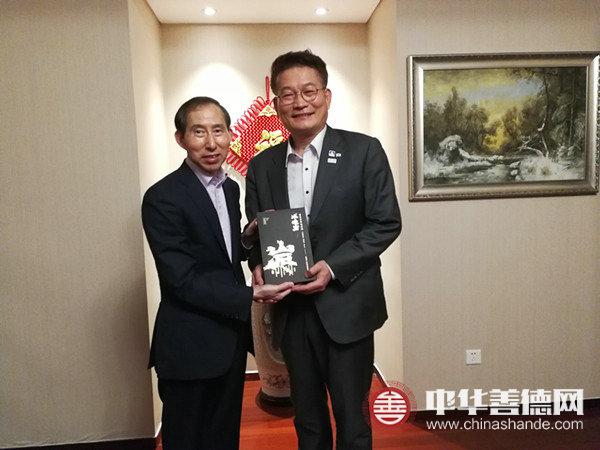 1 龙宇翔向宋永吉赠送茶礼_副本.jpg