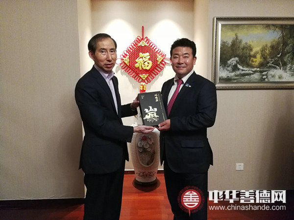 2 龙宇翔向国会议员朴钉赠送茶礼_副本.jpg