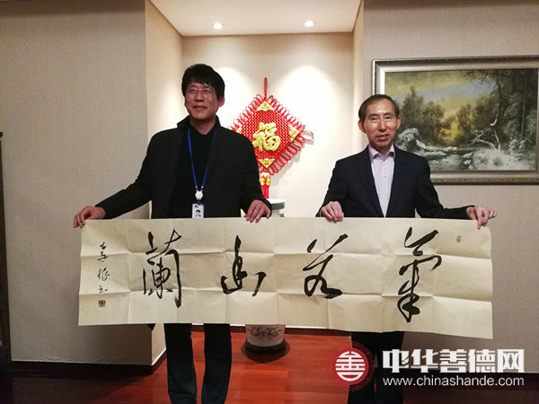 3 龙宇翔向总统秘书官申东浩赠送书法作品_副本.jpg