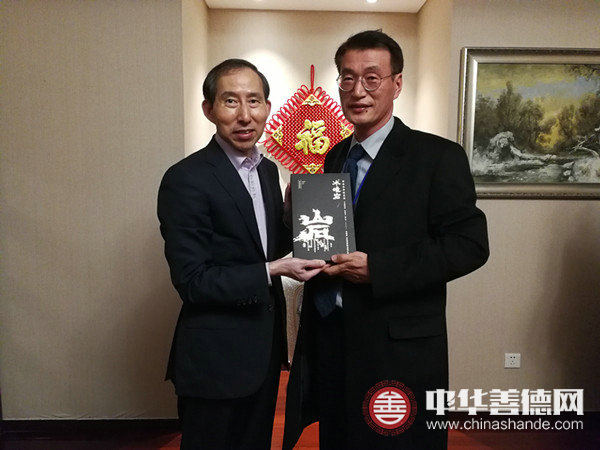 4 龙宇翔向总统秘书官金勋谦赠送茶礼_副本.jpg