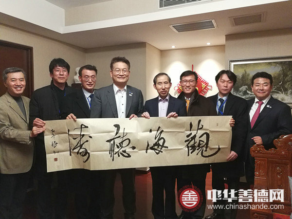 5 龙宇翔向宋永吉赠送书法作品并与代表团合影留念_副本.jpg