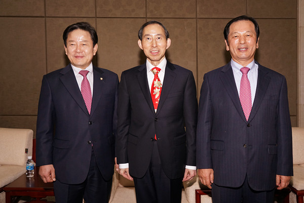 7 龙宇翔与国际友人合影_副本.jpg