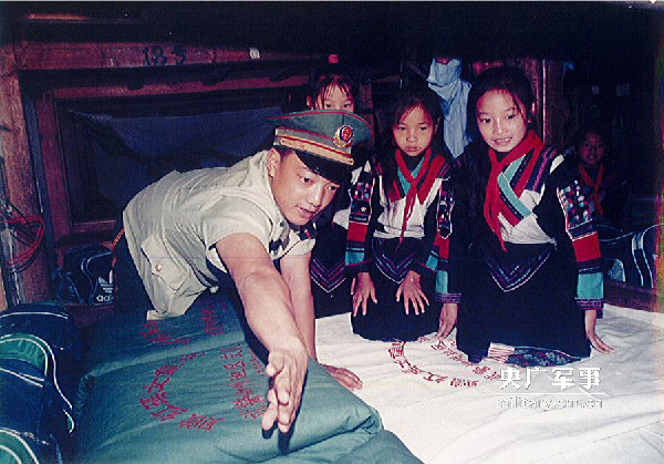 　1999年，红瑶女童的校舍十分破旧，住校的女童用的是武警官兵捐献的军被。.jpg