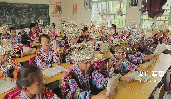 现在，红瑶女童班有近60名学生，依然是武警广西官兵爱心温暖的对象。.jpg