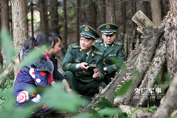 在白云乡，何方礼正在为村民传授香菇种植方法。.jpg