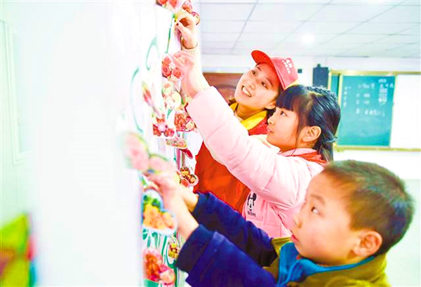 十二月二十六日，国网重庆合川区供电公司青年志愿者和三庙小学的留守儿童一起贴心愿卡.jpg