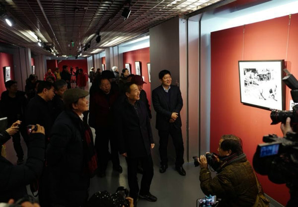 1月21日，《洞庭西·30年》摄影展在中国摄影展览馆开幕，众多摄影家前来观展.jpg