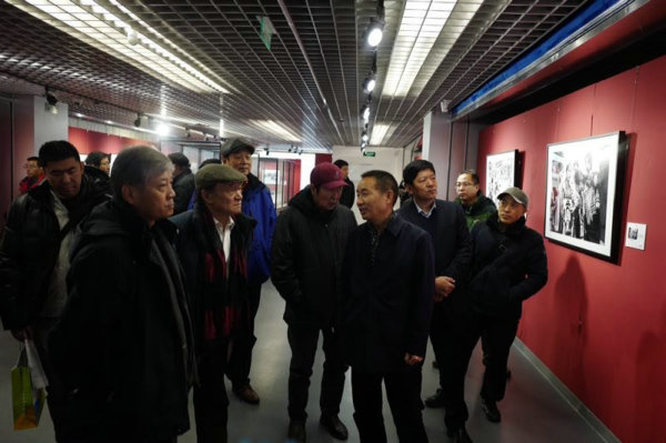 1月21日，《洞庭西·30年》摄影展在中国摄影展览馆开幕，作者赵有强陪同领导观展.jpg