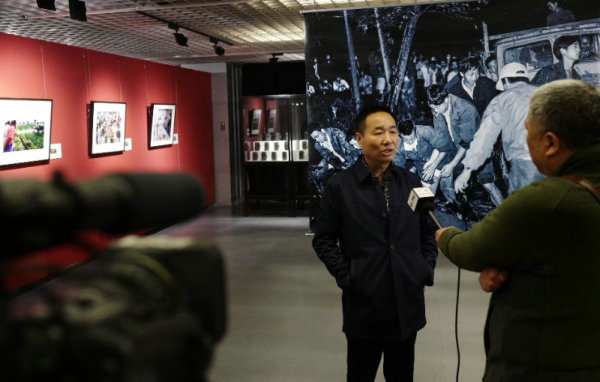 1月21日，《洞庭西·30年》摄影展在中国摄影展览馆开幕，作者赵有强接受中央电视台采访.jpg