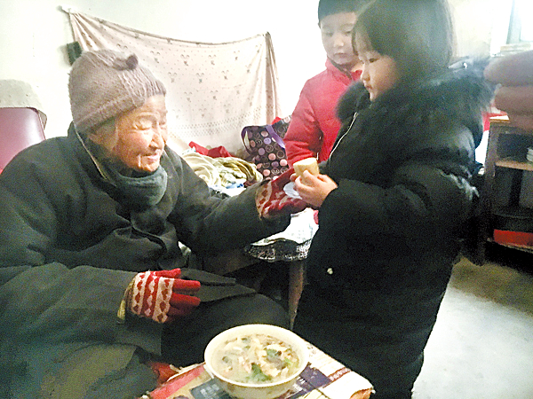 宇龙幼儿园的小朋友们为田希敏老人送上午餐.jpg