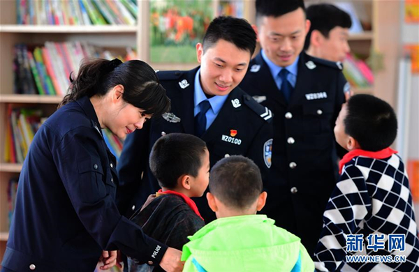 在福建省晋江市育婴院，晋江公安“厝边警察”志愿服务队在跟小孩们谈心.jpg