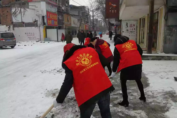 常德安乡千名志愿者也到大街小巷、大桥、公路铲雪除冰。.jpg
