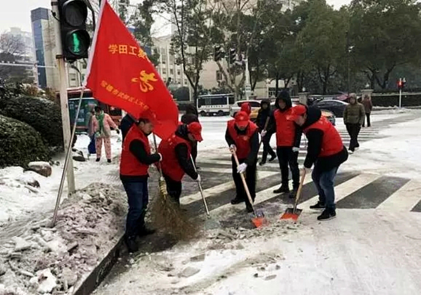 常德武陵区街头的志愿者成最靓风景。.jpg