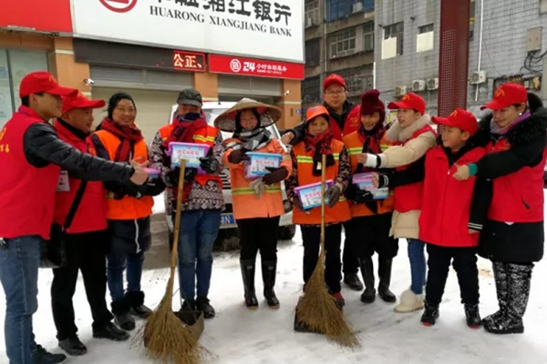 怀化志愿者为环卫工人送上了微爱温暖包.jpg