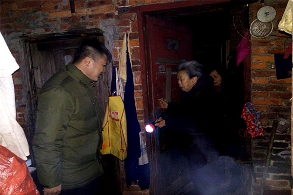 25日晚上八点，长沙天顶街道航天社区工作人员转移独居老人贺连桃。.jpg