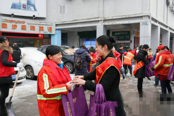 长沙县的志愿者活跃在扫雪除冰、送温暖的一线。.jpg