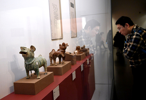 1月30日，在中国国家博物馆，观众参观展出的陶狗。.jpg