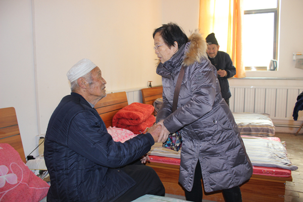 路生梅（右一）看望幸福院的老年朋友。.jpg