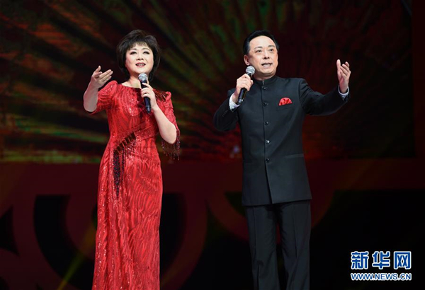 2月4日，李胜素（左）、于魁智在表演交响京剧《蝶恋》.jpg