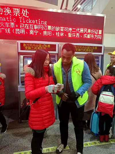 来自马达加斯加的志愿者范伟在回答旅客的咨询.jpg