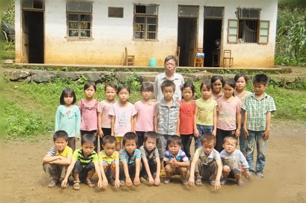 广西大化瑶族自治县雅龙乡温和小学巴丁教学点，蒙志年生前和孩子们合影.jpg