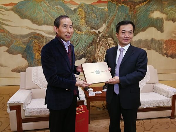 3李毅向龙宇翔赠送纪念品.jpg