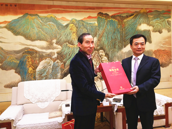 4龙宇翔向李毅赠送丝路金茯黑茶_副本.jpg