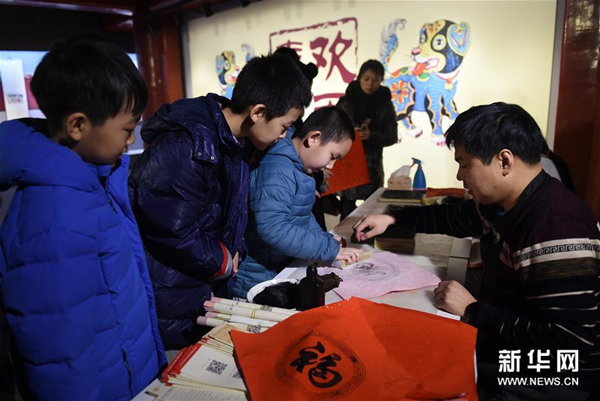 2月8日，几名小朋友在工作人员的指导下体验年画拓印。.jpg