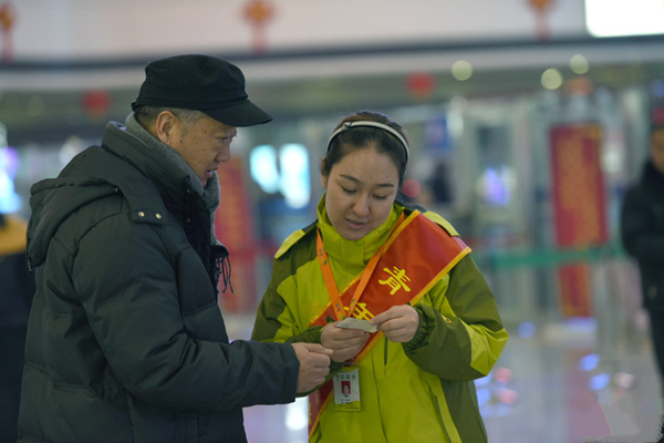 春运志愿者为乘客指引线路.jpg