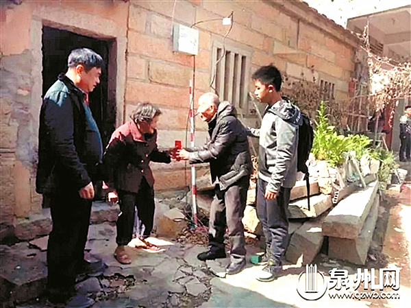 陈祖听（右二）带着孙子登门慰问困难户.jpg