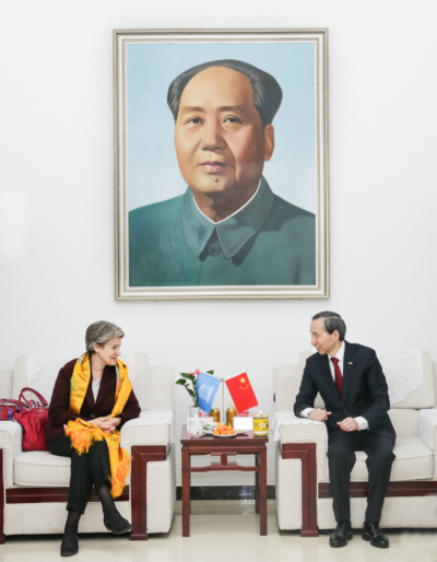 龙宇翔（右）与博科娃（左）亲切会晤_1.jpg