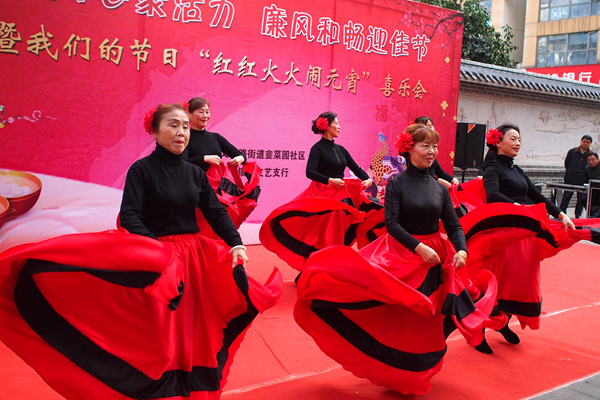 志愿者带来了一系列精彩舞蹈表演。.jpg