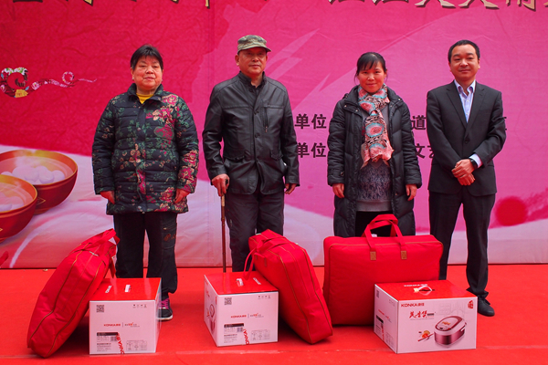 现场为困难群众代表送上关爱和慰问。.jpg